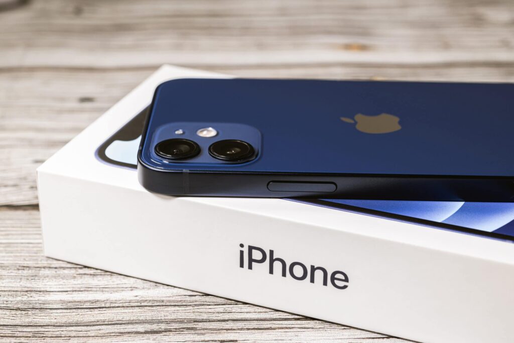 Imagem Ilustrando a Notícia: Apple é condenada a pagar indenização de R$5 mil para cliente goiano que comprou iPhone sem carregador e fone