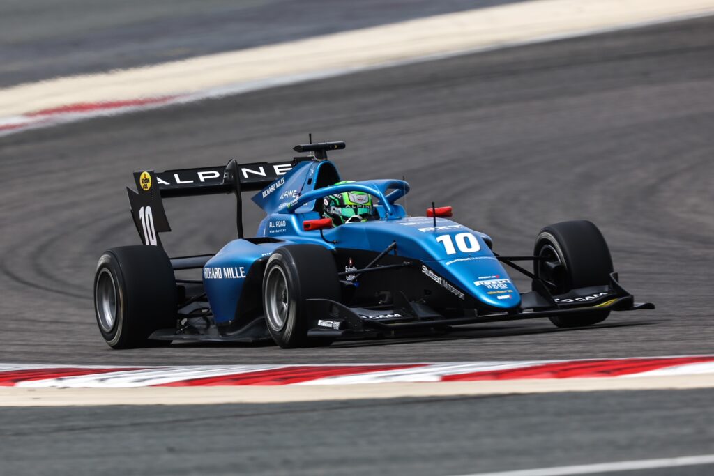 Imagem Ilustrando a Notícia: Caio Collet faz quase 950 km em testes de pré-temporada da FIA F3 no Bahrein