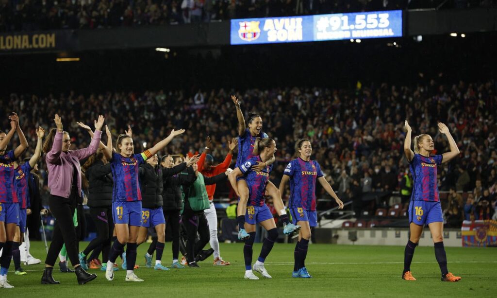 Imagem Ilustrando a Notícia: Camp Nou recebe o maior público da história do futebol feminino