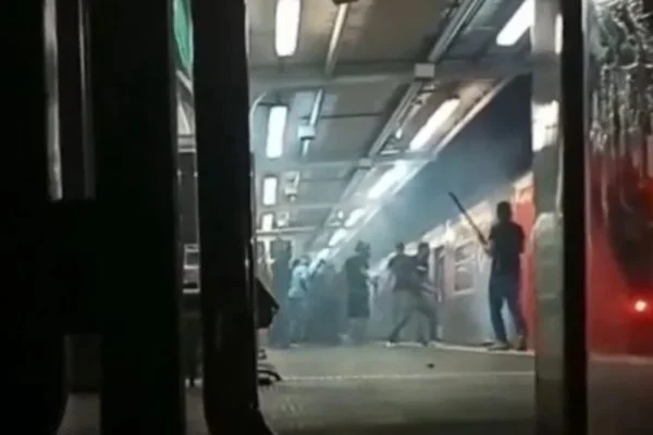 Imagem Ilustrando a Notícia: Durante briga entre torcidas do São Paulo e do Corinthians bebê acaba no trilho do metro