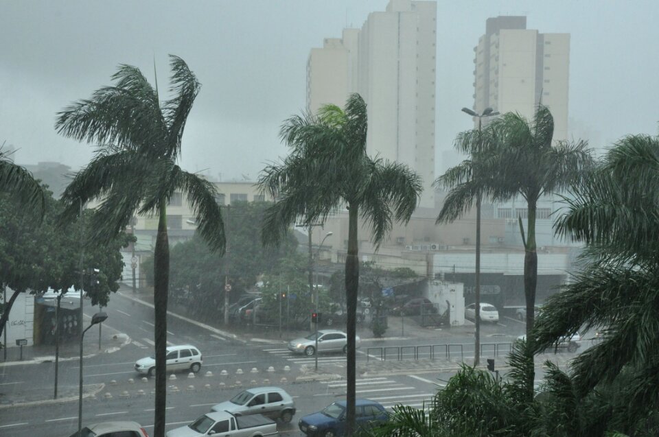 Imagem Ilustrando a Notícia: Com avanço de frente fria, final de semana terá chuvas fortes e rajadas de vento em Goiás