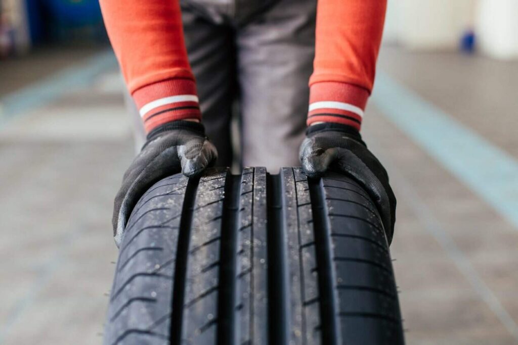 Imagem Ilustrando a Notícia: Procon e Inmetro fiscalizam vendas de pneus remold em borracharias de Goiânia e Aparecida