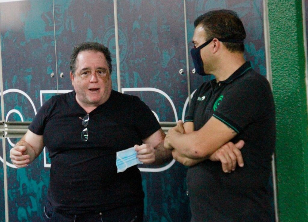 Imagem Ilustrando a Notícia: Vice-presidente do conselho do Goiás, mostra indignação com arbitragem após derrota: “Isso é uma palhaçada”