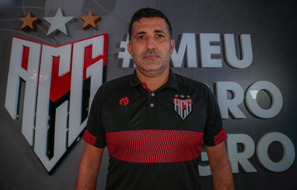 Imagem Ilustrando a Notícia: Aparecidense anuncia Eduardo Souza como seu novo treinador
