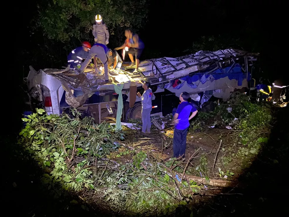 Imagem Ilustrando a Notícia: Ônibus cai em ribanceira, mata 10 pessoas e deixa outras 21 feridas, no Paraná; veja imagens