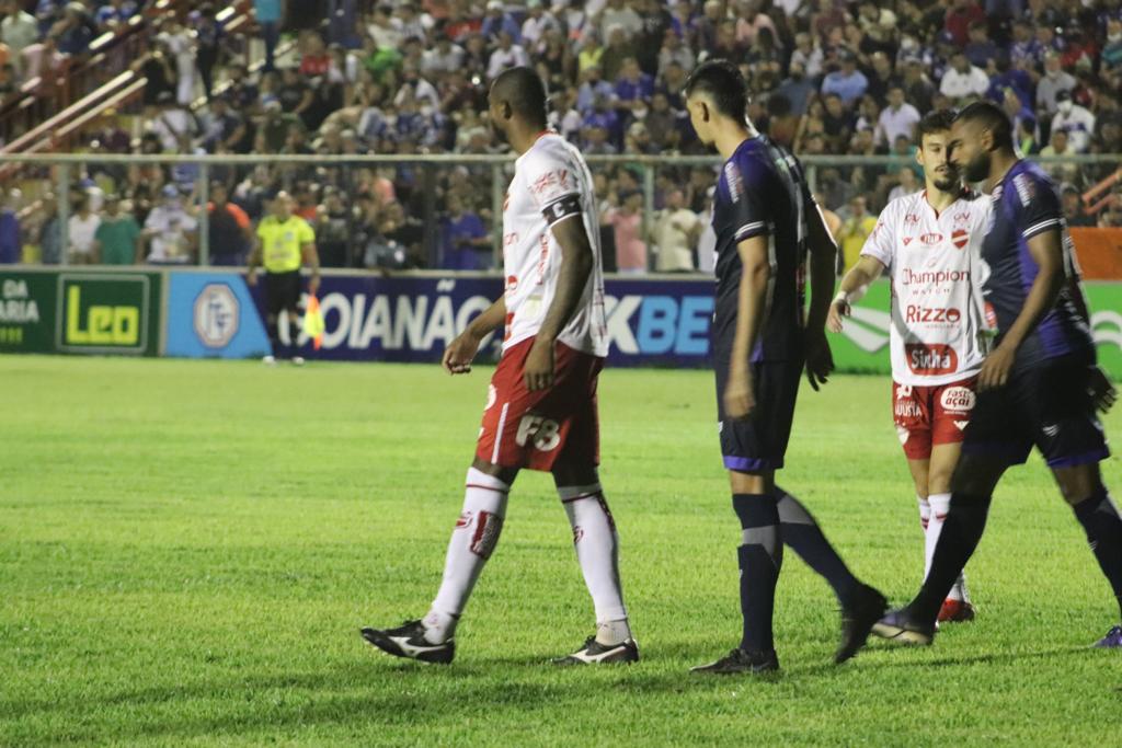 Imagem Ilustrando a Notícia: Com gol no fim, Vila Nova derrota o Goianésia e abre quartas de finais em vantagem