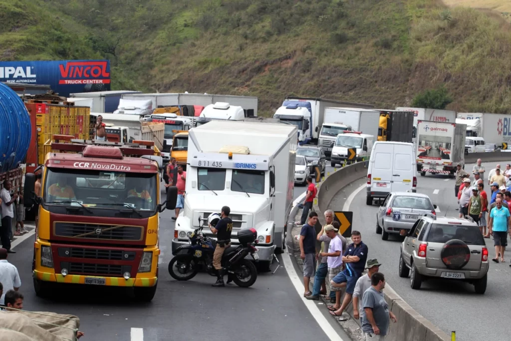 Imagem Ilustrando a Notícia: Com aumento de 24,3% no preço do diesel, caminhoneiros especulam nova greve