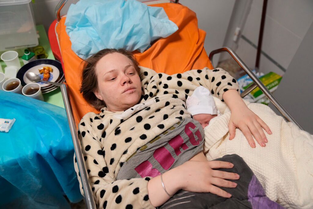 Imagem Ilustrando a Notícia: Grávida fotografada durante fuga de maternidade bombardeada na Ucrânia dá à luz