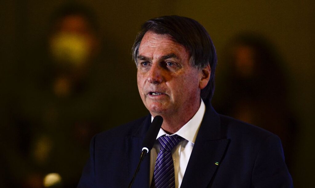 Imagem Ilustrando a Notícia: Bolsonaro chama Fachin de comunista e diz que não vai aceitar ordens do ministro do STF
