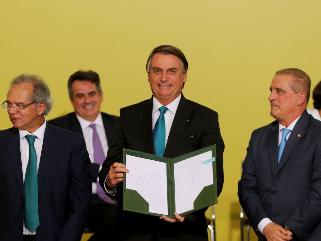 Imagem Ilustrando a Notícia: Parlamentares goianos avaliam que não cabe a Bolsonaro acabar com pandemia em uma canetada