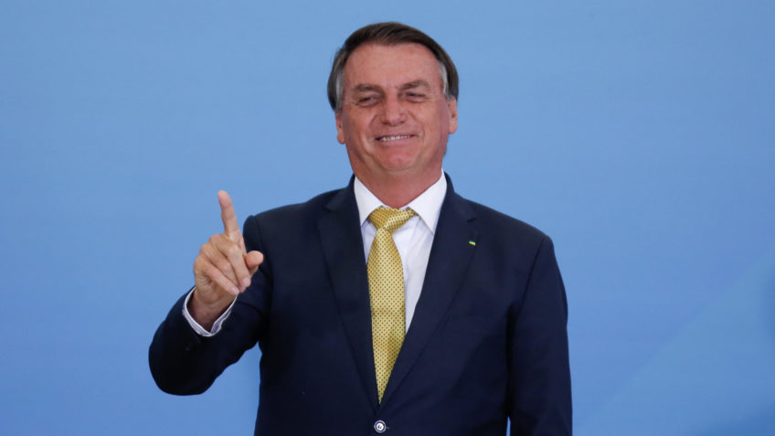 Imagem Ilustrando a Notícia: Bolsonaro pode decretar fim da pandemia em abril, “não se justifica mais”
