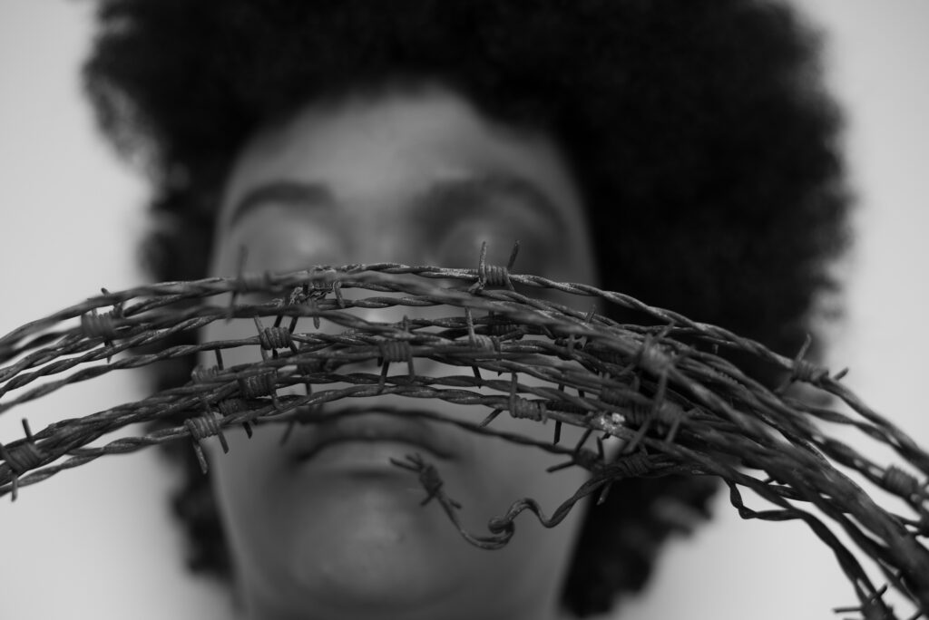 Imagem Ilustrando a Notícia: Livro de fotógrafa goiana usa imagens para retratar e denunciar violência contra a mulher