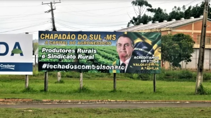 Imagem Ilustrando a Notícia: Ministro que proibiu manifestações no Lollapalooza negou ação contra outdoors que pediam voto para Bolsonaro