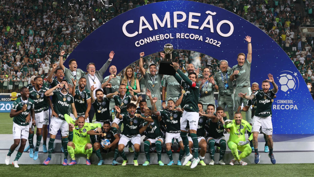 Imagem Ilustrando a Notícia: Palmeiras supera Athletico-PR e conquista a Recopa Sul-Americana