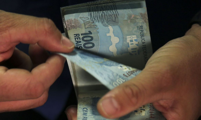 Imagem Ilustrando a Notícia: Mesmo com segunda maior taxa de juros do mundo, dólar no Brasil fecha a R$ 4,84