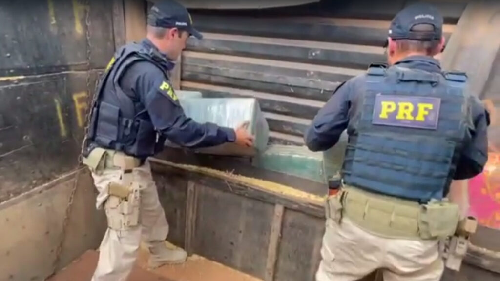 Imagem Ilustrando a Notícia: PRF apreende maior carga de cocaína do ano em Goiás; droga foi avaliada em R$ 70 mi; veja vídeo
