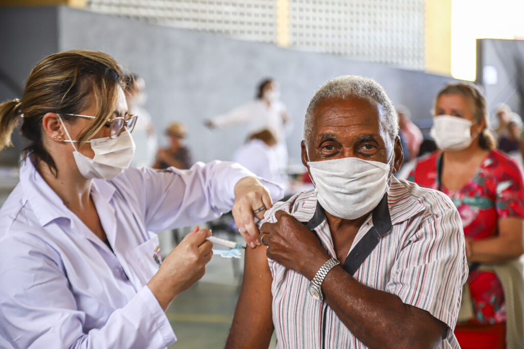 Imagem Ilustrando a Notícia: Idosos acima de 80 anos podem receber a 4ª dose da vacina contra Covid-19, em Goiás