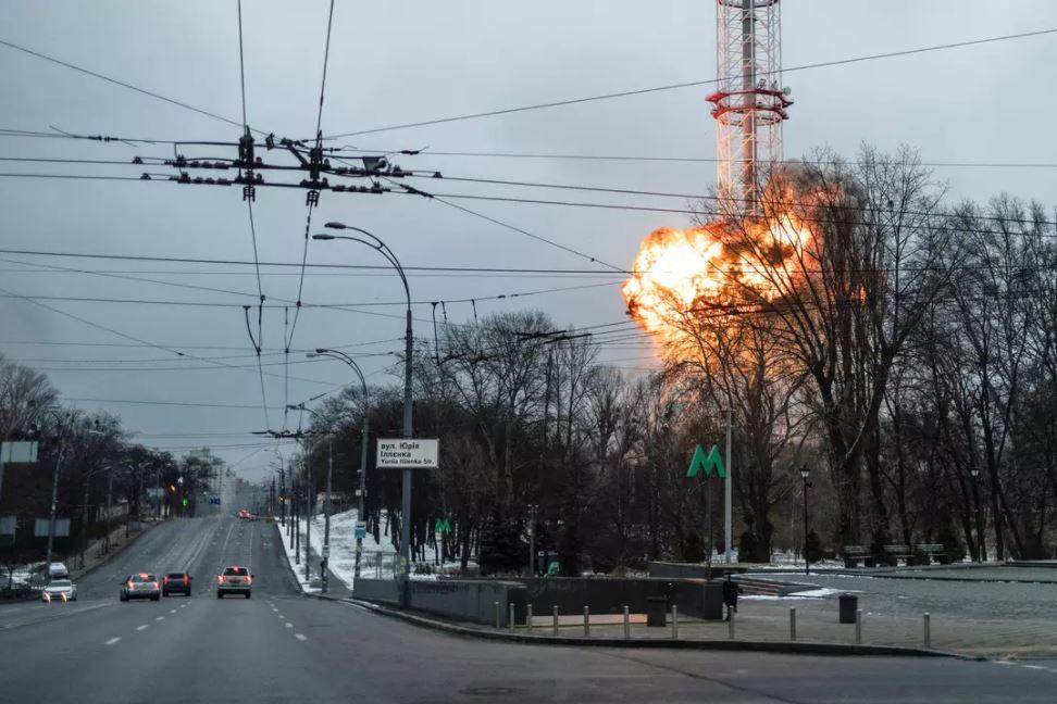 Imagem Ilustrando a Notícia: Torre de televisão em Kiev sofre ataque russo; veja