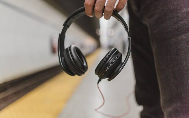 Imagem Ilustrando a Notícia: Dia Mundial da Audição: médica alerta para cuidados com os fones de ouvidos