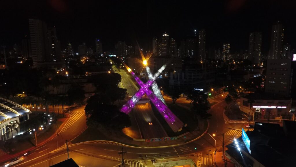 Imagem Ilustrando a Notícia: Viaduto Latif Sebba, na Av. 85, recebe iluminação na cor lilás, em homenagem ao Dia da Mulher