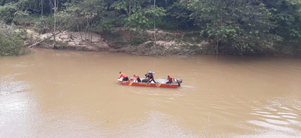 Imagem Ilustrando a Notícia: Bombeiros realizam terceiro dia de buscas a menina que se afogou no Rio Passa Três, em Uruaçu