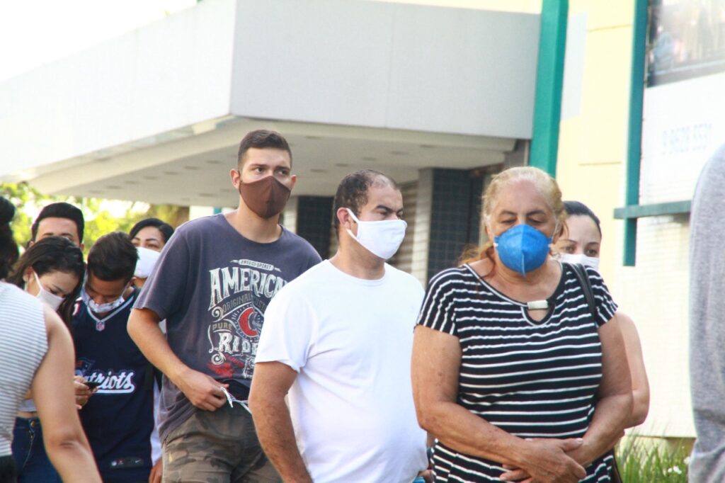 Imagem Ilustrando a Notícia: Enquanto prefeitos desobrigam uso da máscara, Goiás ultrapassa os 26 mil óbitos por Covid-19