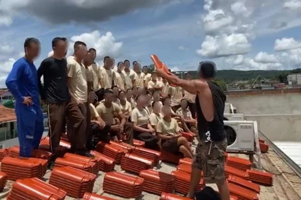 Imagem Ilustrando a Notícia: Diretor de colégio militar é afastado após alunos carregarem 6 mil telhas e o idolatrarem dentro de piscina