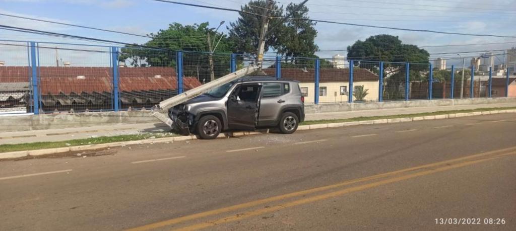 Imagem Ilustrando a Notícia: Idosa sofre mal súbito enquanto dirige e arranca poste em frente a supermercado de Anápolis