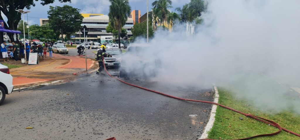 Imagem Ilustrando a Notícia: Corpo de Bombeiros Militar é acionado para conter incêndio em caminhonete no Leste Universitário