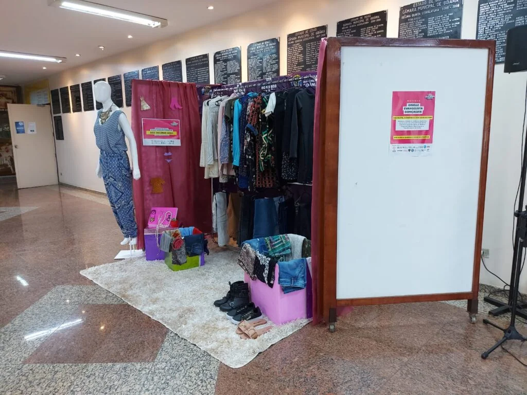 Projeto Guarda-roupa solidário doa 3 mil peças de vestuário a