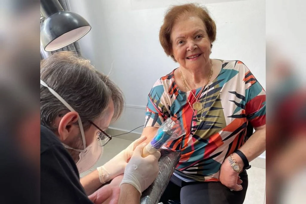 Imagem Ilustrando a Notícia: Aos 91 anos, idosa faz sua primeira tatuagem para pagar promessa pela conquista do neto