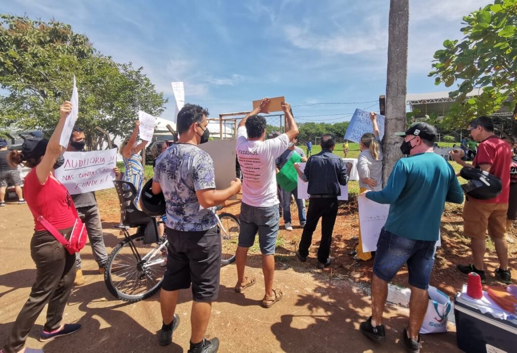 Imagem Ilustrando a Notícia: Professores da rede municipal protestaram por melhorias em frente ao Clube do Povo
