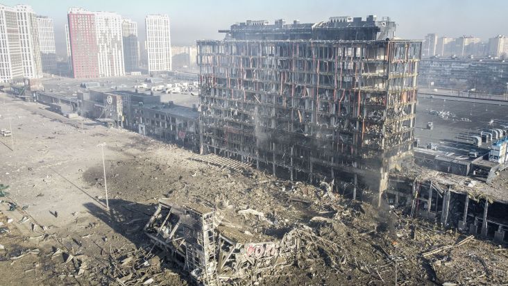 Imagem Ilustrando a Notícia: Shopping é destruído na Ucrânia após ataque aéreo russo; confira imagens