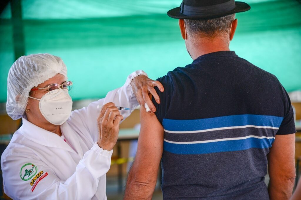 Imagem Ilustrando a Notícia: Goiânia disponibiliza salas de vacinação e van da VacinAção contra Covid-19 até sexta-feira (25)
