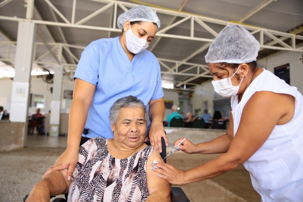 Imagem Ilustrando a Notícia: Aparecida de Goiânia inicia aplicação da “quarta dose” em idosos acima de 80 anos a partir desta sexta (25)