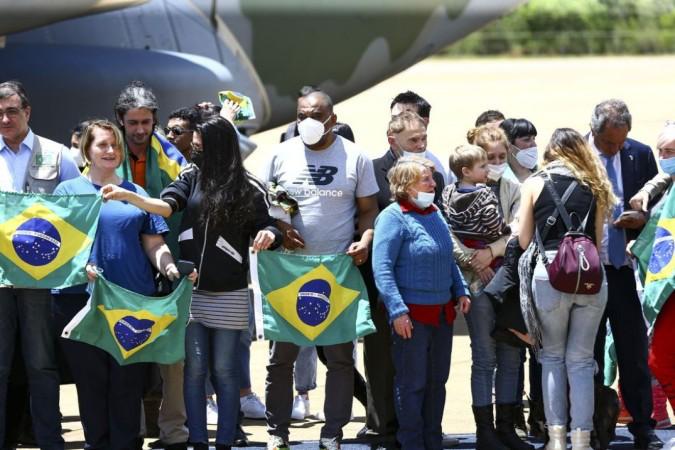 Imagem Ilustrando a Notícia: Ucranianos chegam ao Brasil após resgate de ação humanitária