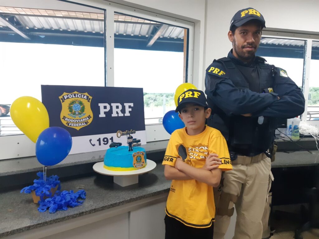 Imagem Ilustrando a Notícia: Menino que sonha em ser policial rodoviário é surpreendido por agentes da PRF em seu aniversário