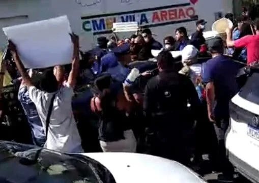 Imagem Ilustrando a Notícia: Inauguração do CMEI Vila Areião acaba em tumulto e detenção de duas pessoas; veja os vídeos