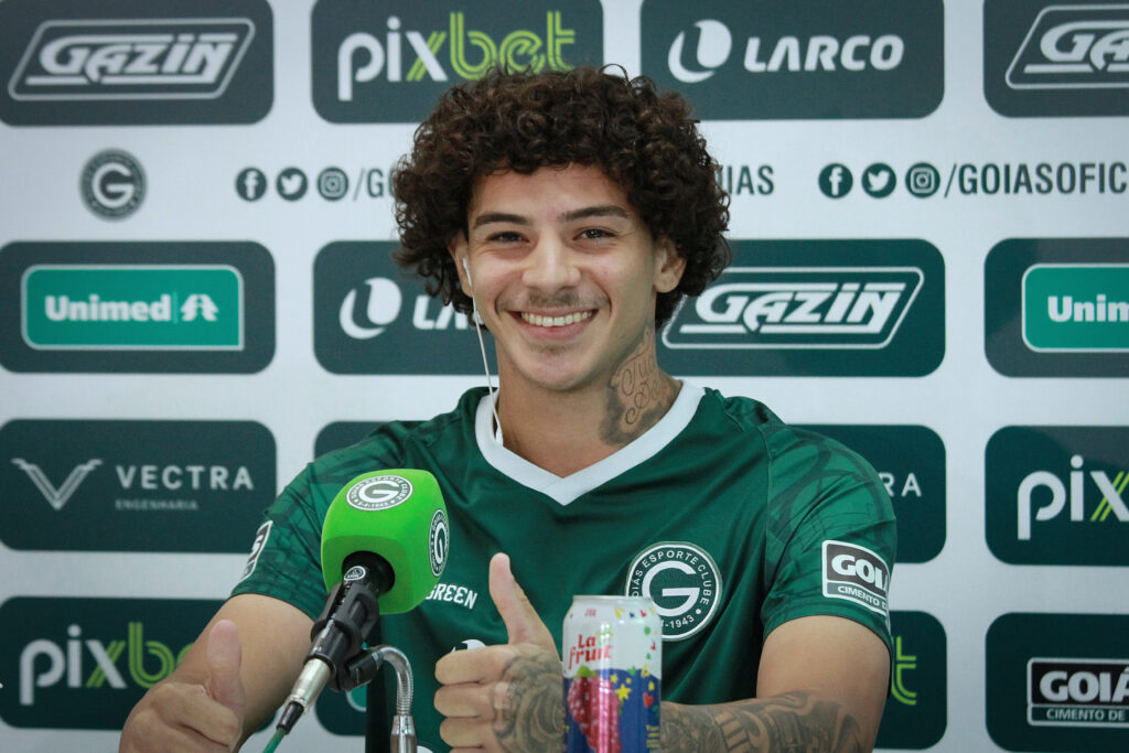 Imagem Ilustrando a Notícia: Yan Souto revela dicas de ex-treinador do clube antes de assinar com Goiás: “Melhor lugar para eu estar”