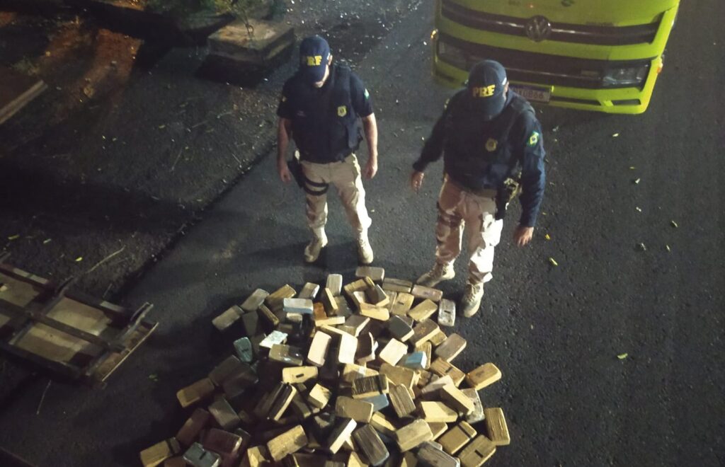 Imagem Ilustrando a Notícia: PRF apreende 190 quilos de pasta base de cocaína avaliados em R$ 23 milhões, em São Simão