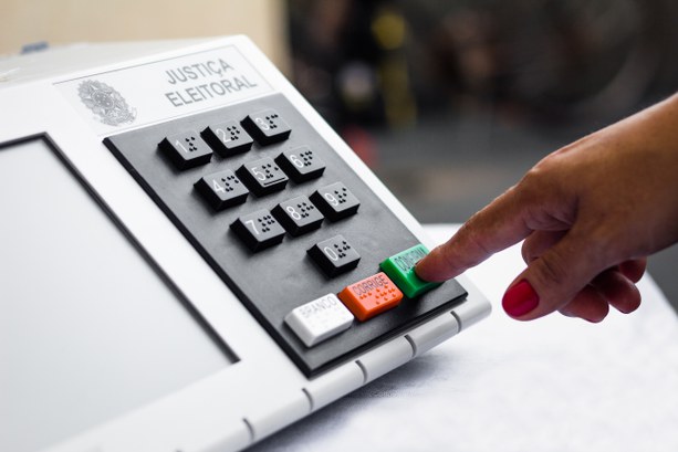 Imagem Ilustrando a Notícia: TSE decide triplicar número de urnas eletrônicas auditáveis nas Eleições de 2022