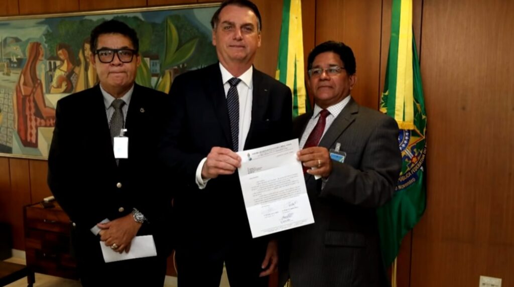 Imagem Ilustrando a Notícia: Pastor de Goiânia suspeito de negociar verbas do MEC se encontrou quatro vezes com Bolsonaro