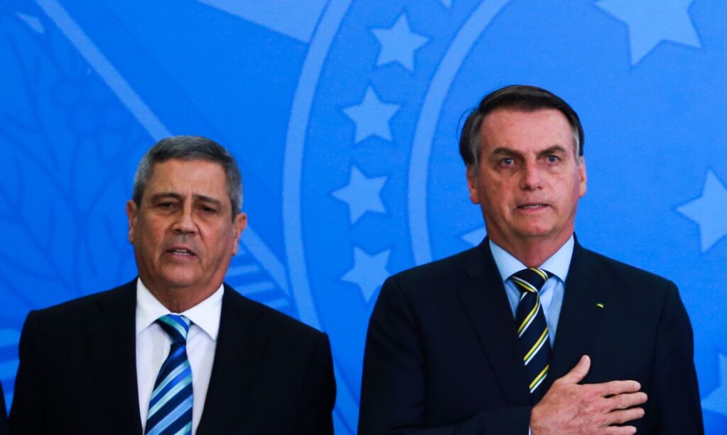 Imagem Ilustrando a Notícia: Braga Netto é confirmado para chapa de Bolsonaro nas Eleições 2022 durante entrevista