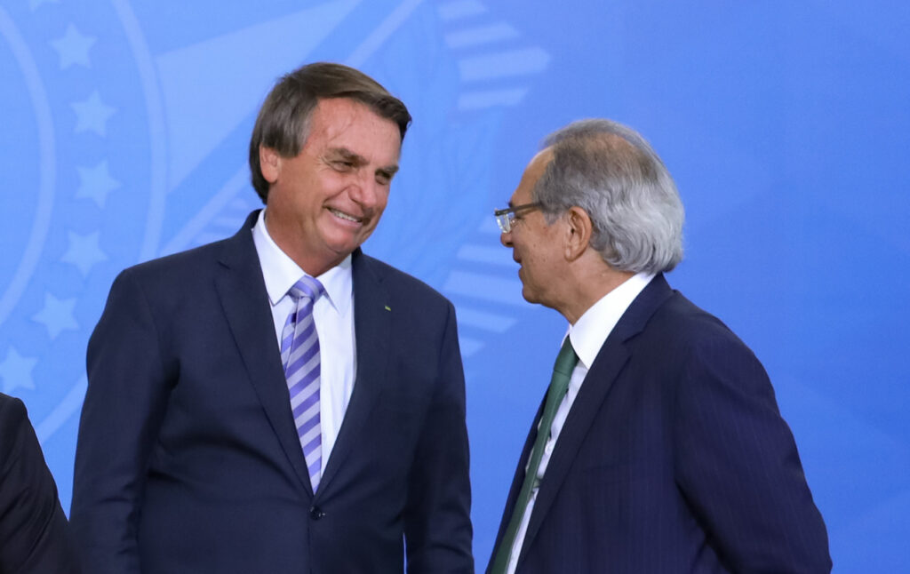 Imagem Ilustrando a Notícia: Bolsonaro comemora redução de R$ 0,60 no aumento do diesel, mas Petrobras lucra milhões