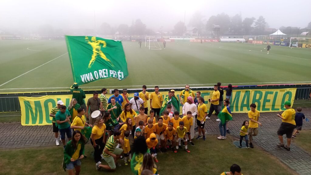 Imagem Ilustrando a Notícia: Com neblina e muita festa, Seleção Brasileira se despede da Granja Comary com clima leve