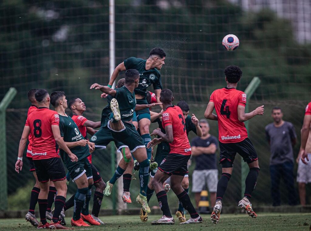 Imagem Ilustrando a Notícia: Goiás renova com zagueiro do Sub-20 por mais duas temporadas