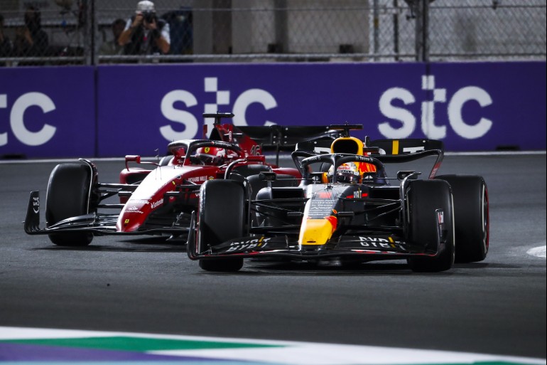 Imagem Ilustrando a Notícia: Em duelo eletrizante, Verstappen leva a melhor sobre Leclerc na Arábia Saudita