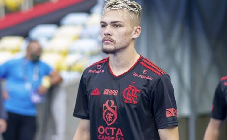Imagem Ilustrando a Notícia: Goiás interessa em zagueiro revelado no Flamengo; jogador chegaria por empréstimo
