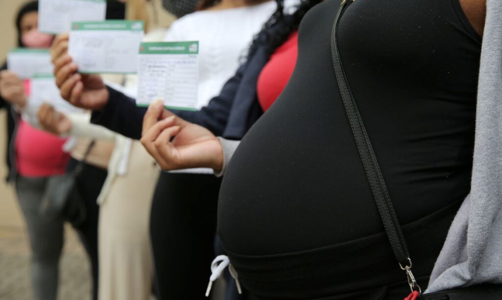 Imagem Ilustrando a Notícia: Bolsonaro sanciona Lei para que grávidas voltem ao trabalho presencial