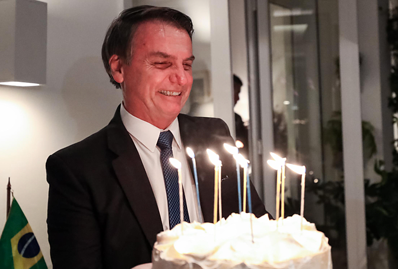 Imagem Ilustrando a Notícia: Aniversário de Jair Bolsonaro é esquecido por 25 dos 27 governadores, incluindo Caiado